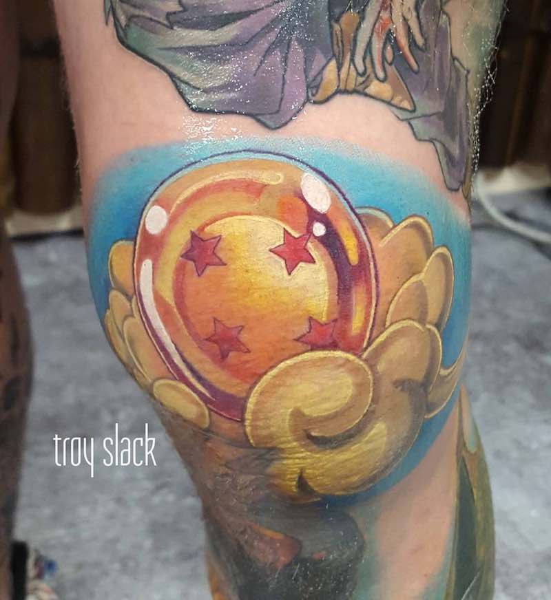Mujer con tatuaje de Dragon Ball Z Mujer con tatuaje de Dragon Ball Z