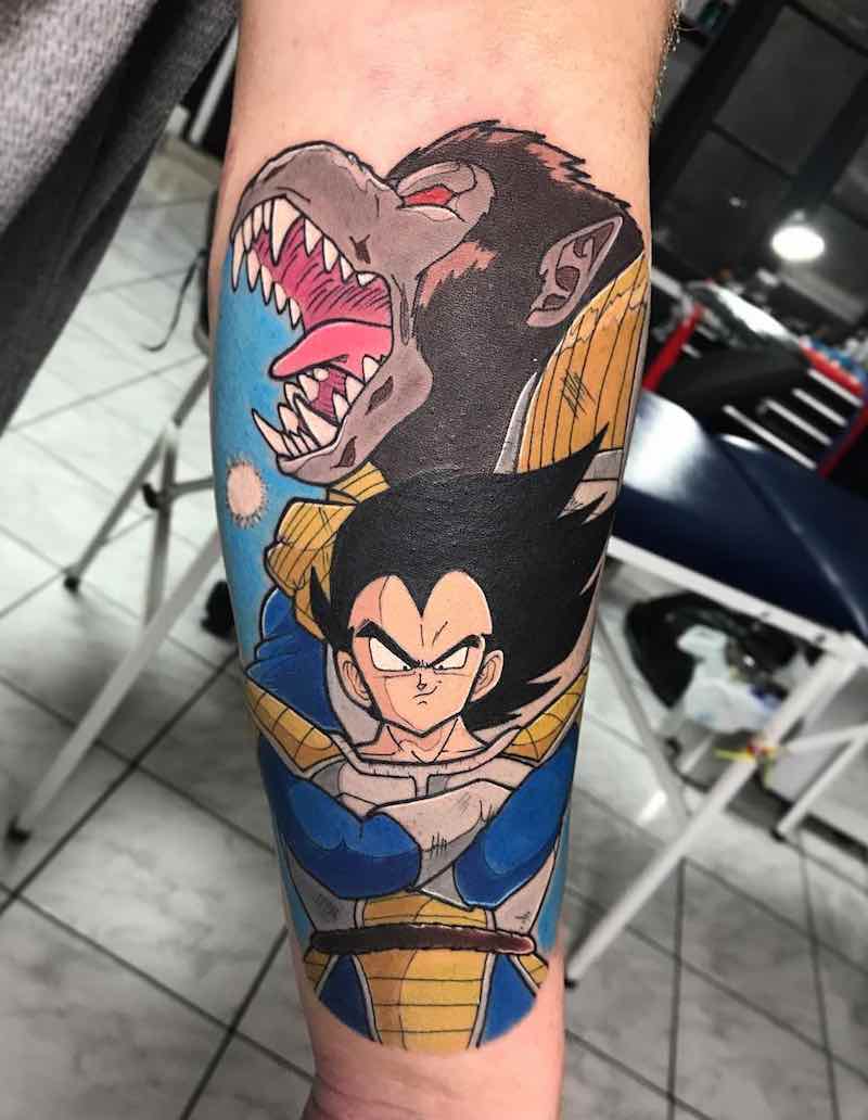Mujer con un tatuaje de Dragon Ball Z Mujer con un tatuaje de Dragon Ball Z