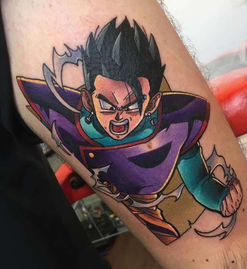 Un hombre con un tatuaje de Dragon Ball Z Un hombre con un tatuaje de Dragon Ball Z