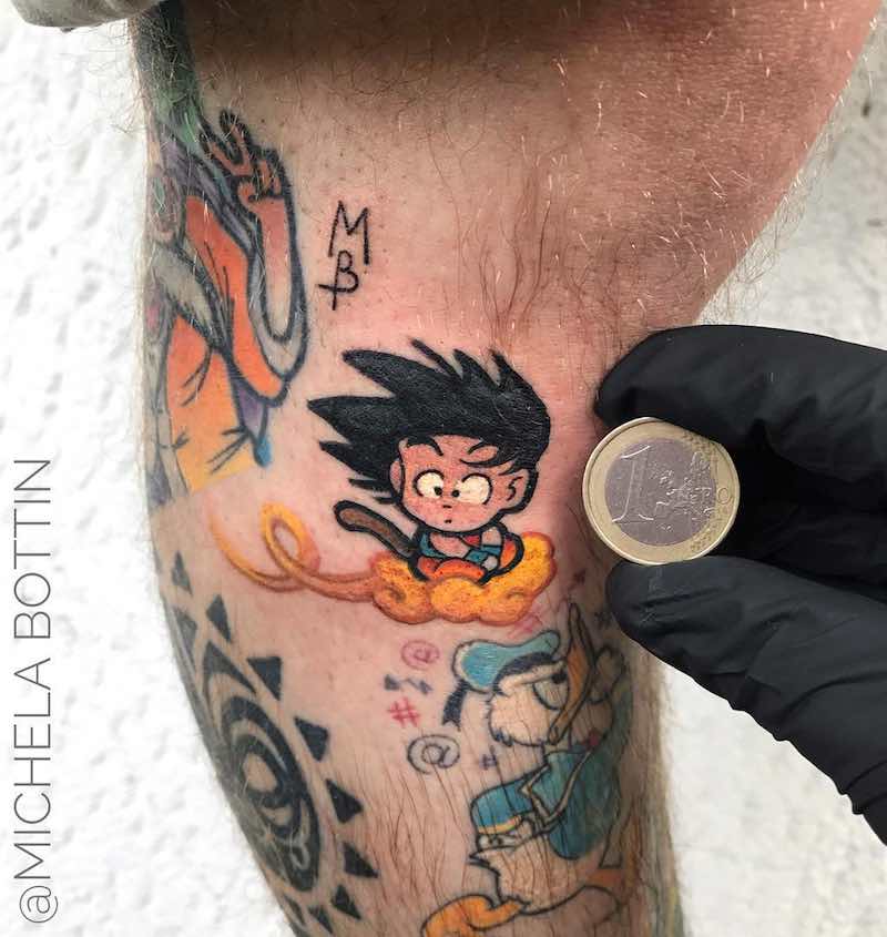 Mujer con tatuaje de Dragon Ball Z Mujer con tatuaje de Dragon Ball Z