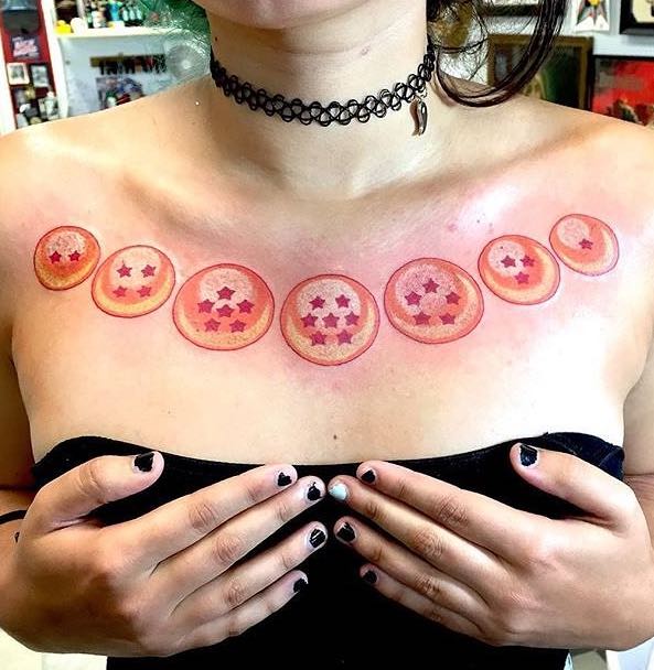 una persona con un tatuaje de Dragon Ball Z una persona con un tatuaje de Dragon Ball Z