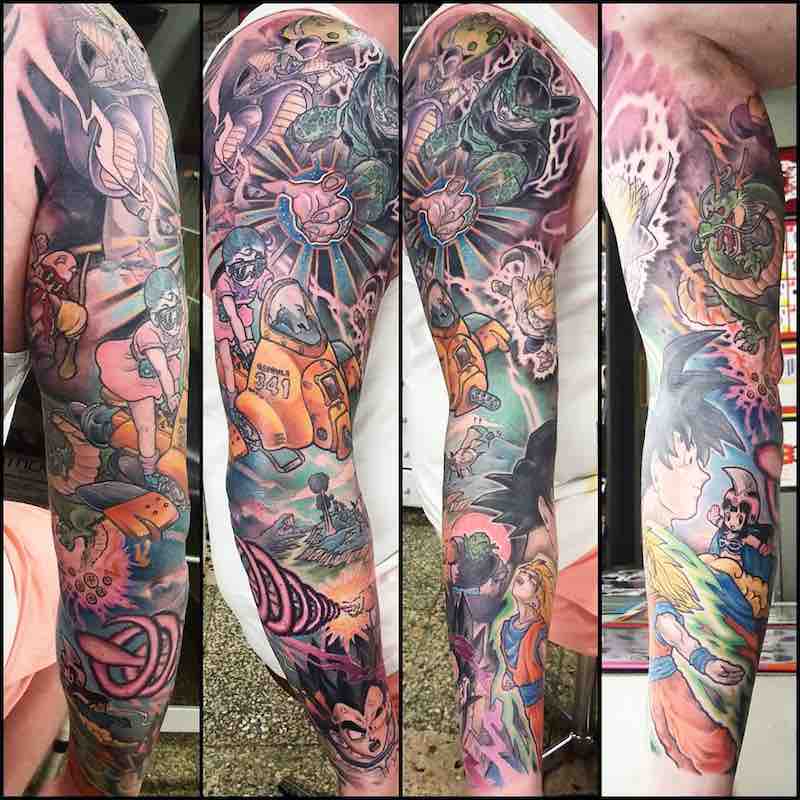 una persona con un tatuaje de Dragon Ball Z una persona con un tatuaje de Dragon Ball Z
