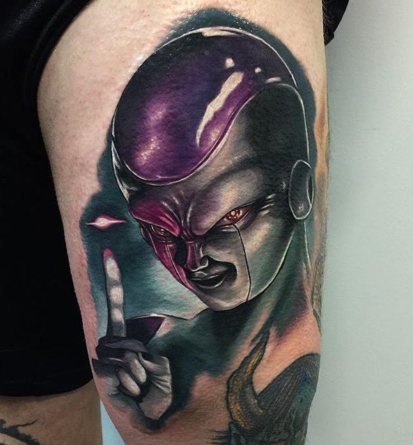 Una mujer con un tatuaje de Dragon Ball Z Una mujer con un tatuaje de Dragon Ball Z