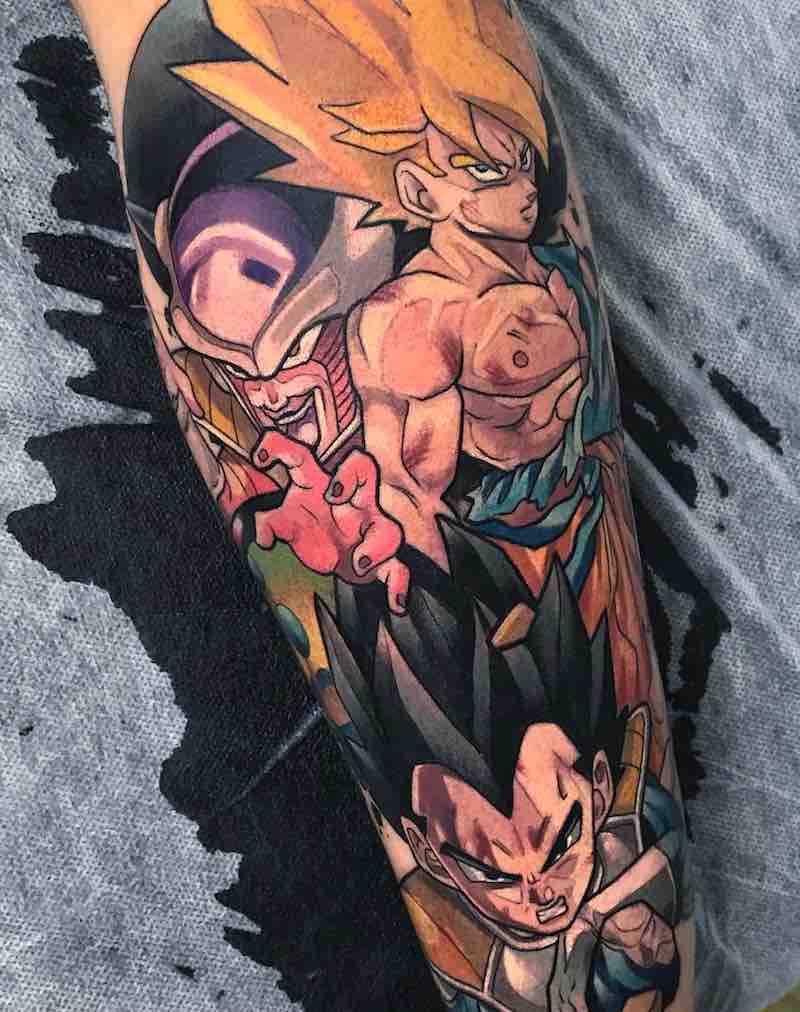 Mujer con tatuaje de Dragon Ball Z Mujer con tatuaje de Dragon Ball Z