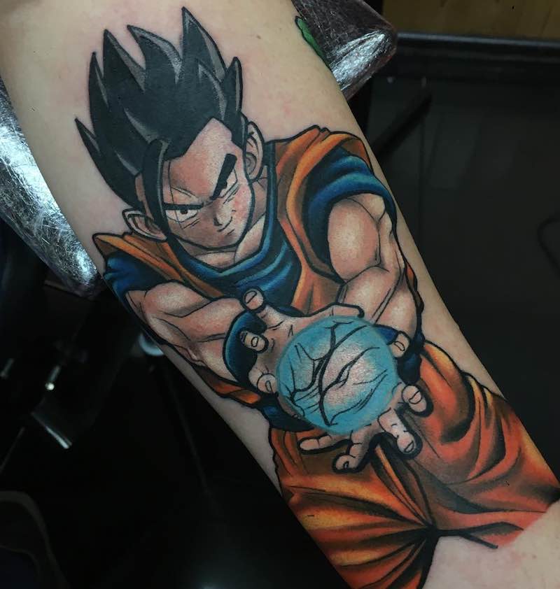 Un hombre con un tatuaje de Dragon Ball Z Un hombre con un tatuaje de Dragon Ball Z
