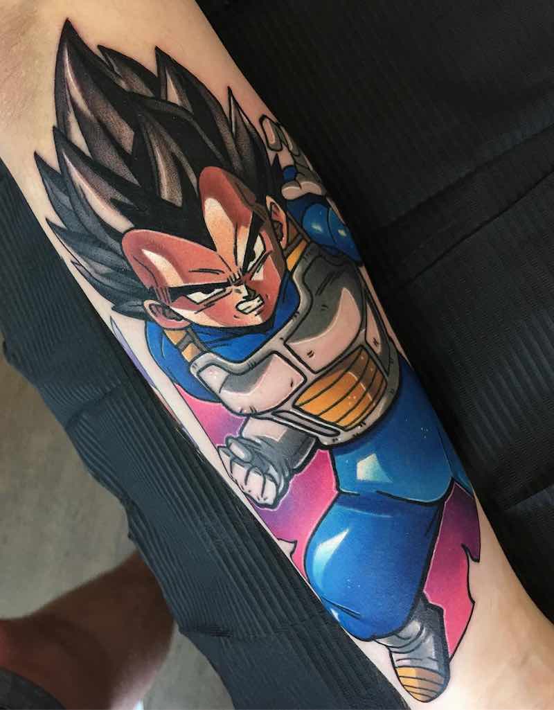 Una mujer con un tatuaje de Dragon Ball Z Una mujer con un tatuaje de Dragon Ball Z