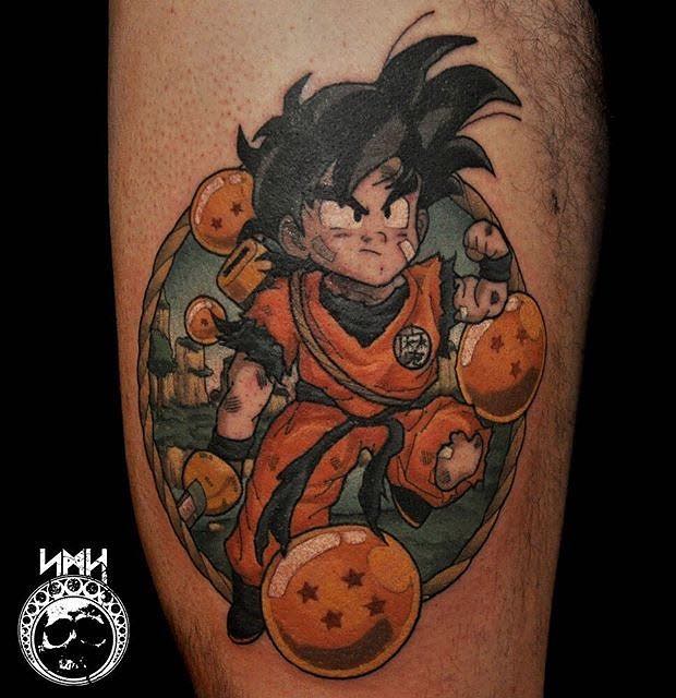 Un hombre con un tatuaje de Dragon Ball Z Un hombre con un tatuaje de Dragon Ball Z