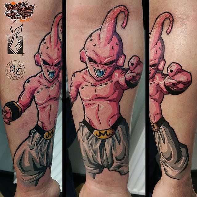 Un hombre con un tatuaje de Dragon Ball Z Un hombre con un tatuaje de Dragon Ball Z