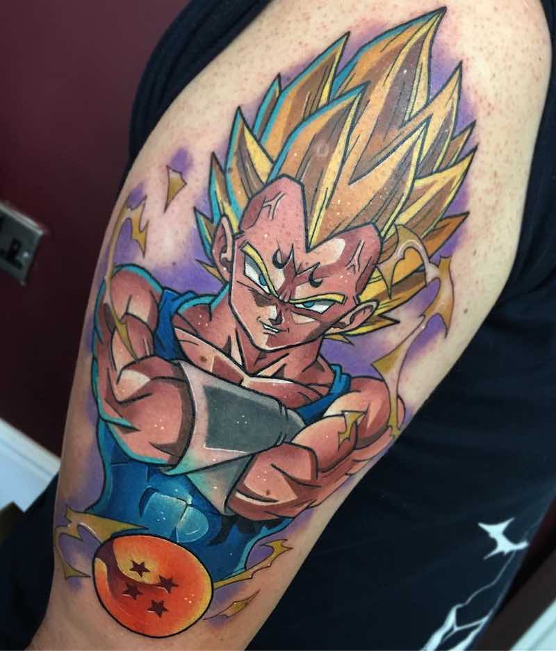 Mujer con tatuaje de Dragon Ball Z Mujer con tatuaje de Dragon Ball Z