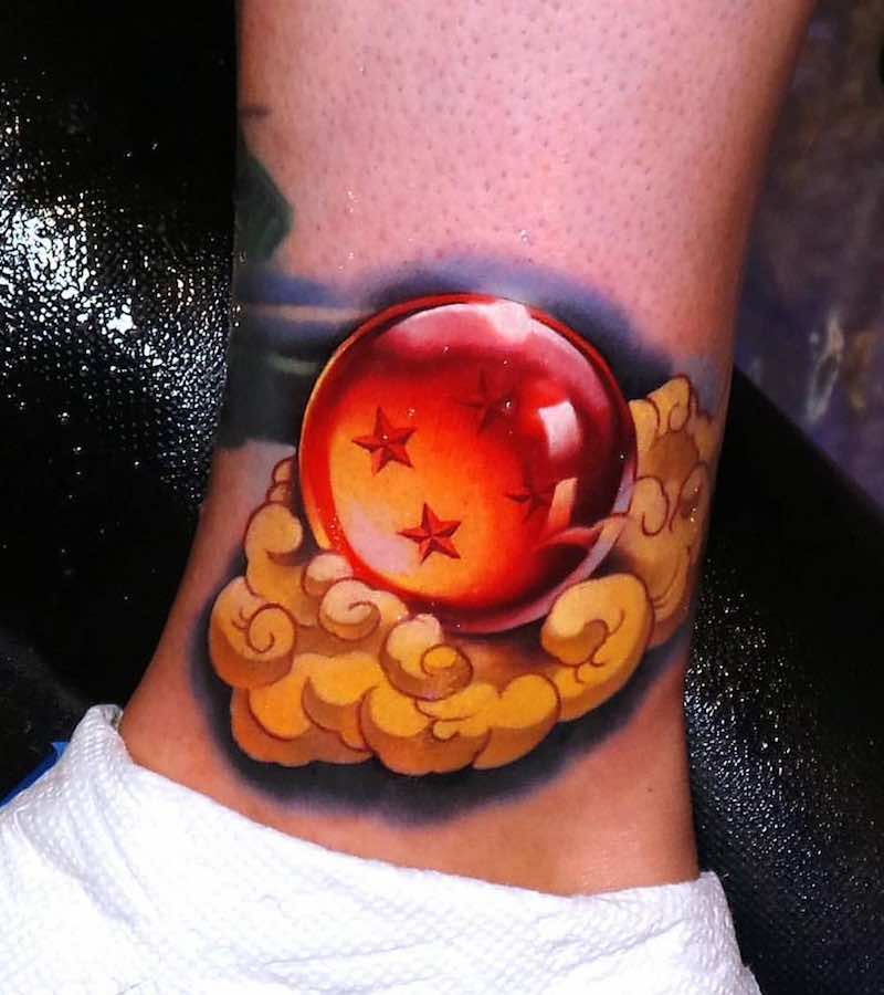 Mujer con tatuaje de Dragon Ball Z Mujer con tatuaje de Dragon Ball Z