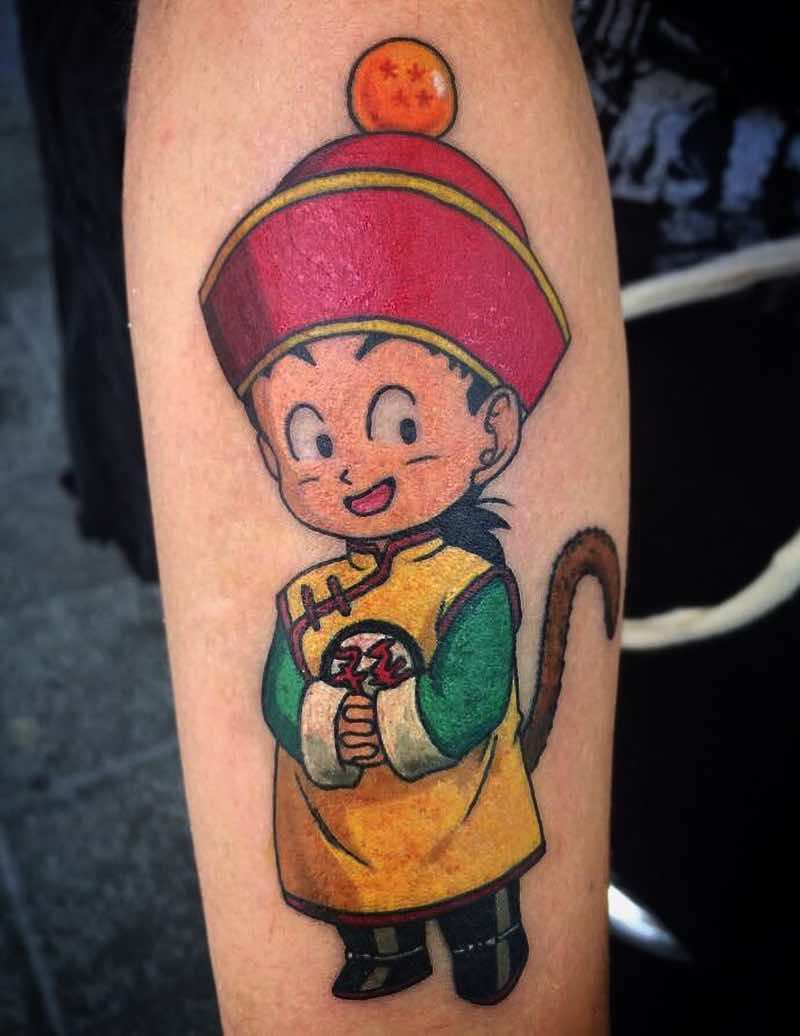 Mujer con un tatuaje de Dragon Ball Z Mujer con un tatuaje de Dragon Ball Z