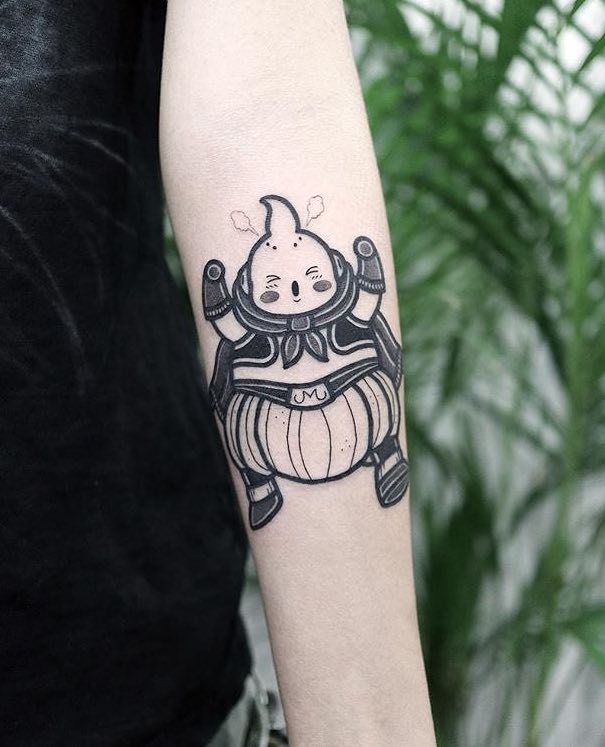 Mujer con un tatuaje de Dragon Ball Z Mujer con un tatuaje de Dragon Ball Z