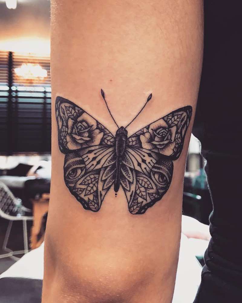 una persona con un tatuaje de mariposa una persona con un tatuaje de mariposa