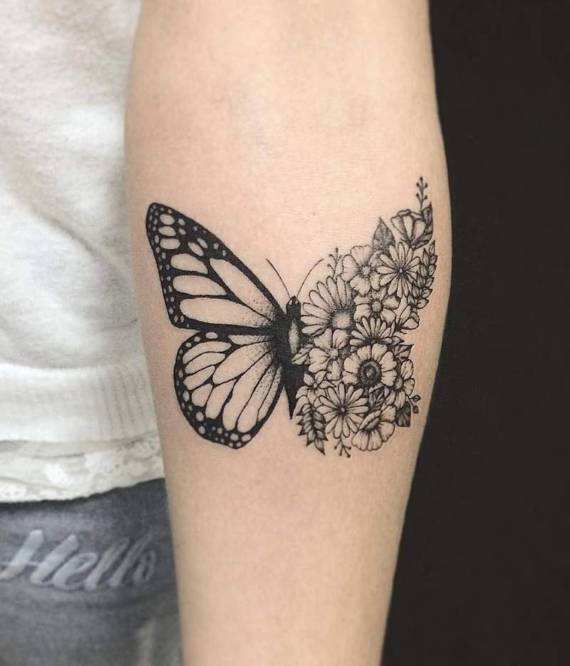 Un hombre con un tatuaje de mariposa Un hombre con un tatuaje de mariposa
