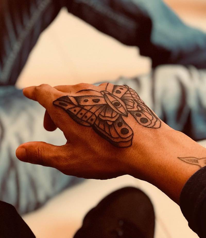 Hombre con tatuaje de mariposa Hombre con tatuaje de mariposa