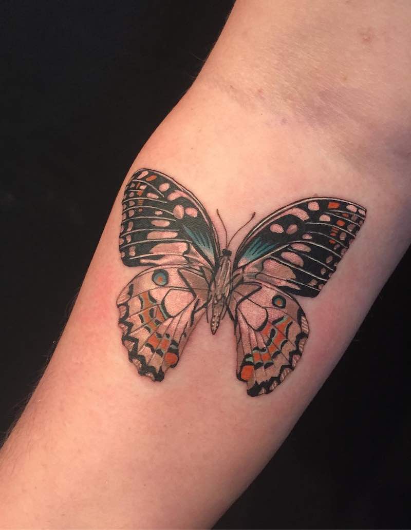 Hombre con tatuaje de mariposa Hombre con tatuaje de mariposa