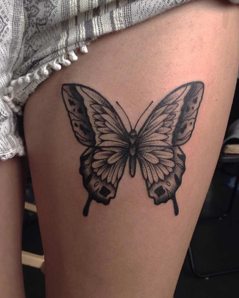 Mujer con tatuaje de mariposa Mujer con tatuaje de mariposa