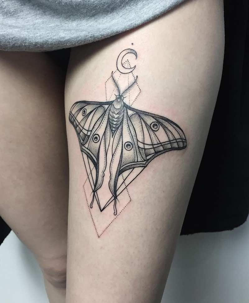 Hombre con tatuaje de mariposa Hombre con tatuaje de mariposa