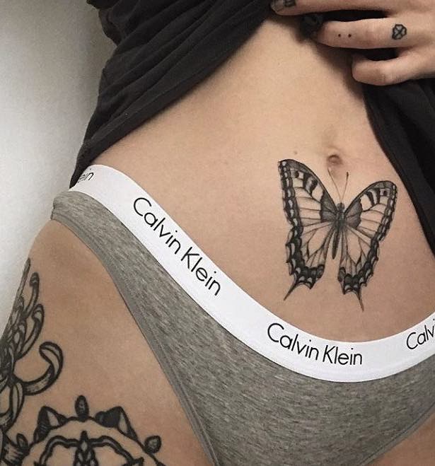 Un tatuaje de mariposa moderno e interesante Un tatuaje de mariposa moderno e interesante