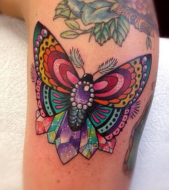 Una mujer con un tatuaje de mariposa Una mujer con un tatuaje de mariposa
