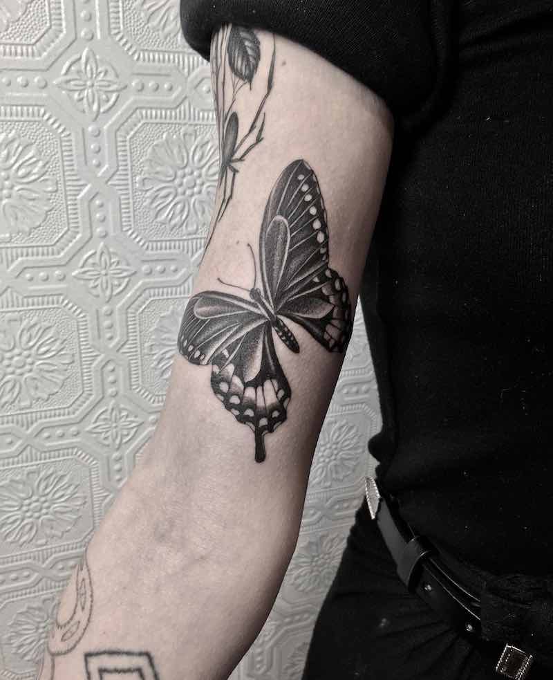 Hombre con tatuaje de mariposa Hombre con tatuaje de mariposa
