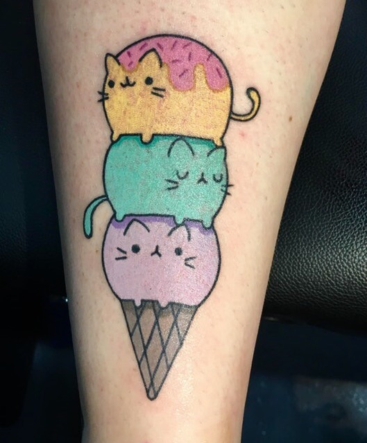 Un tatuaje de gato actual Un tatuaje de gato actual
