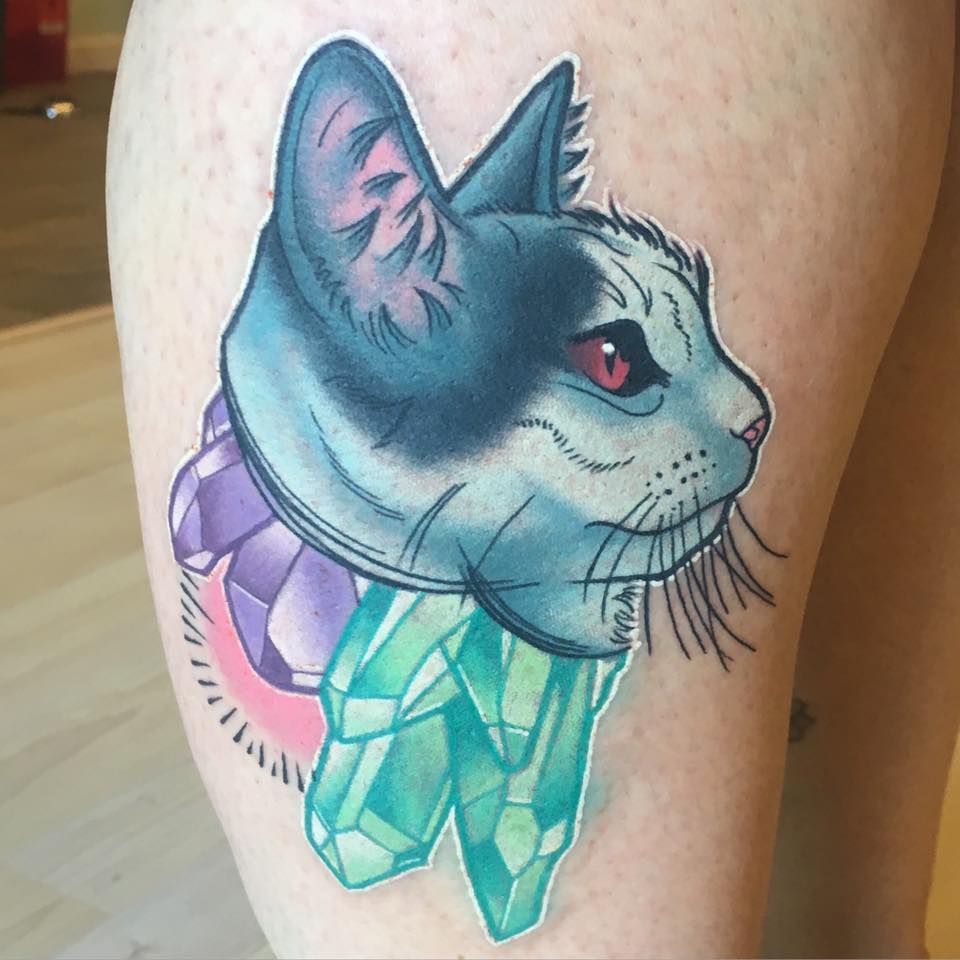 Mujer con un tatuaje de gato Mujer con un tatuaje de gato