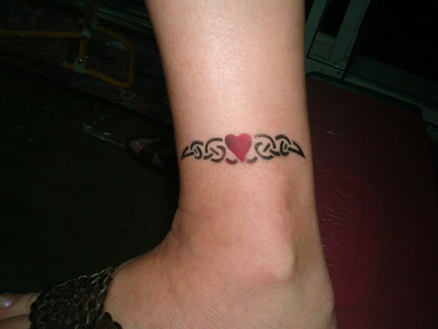 Y para terminar, otra mujer (casi todas han sido mujeres ) con un tatuaje de brazalete en la muñeca y que incluye un corazón de color rojo o rosa.
