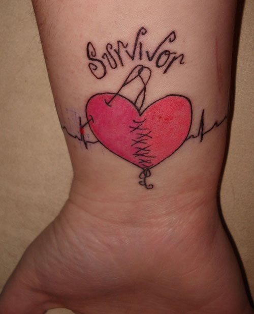 Un corazón , con la palabra sobrevivir que conforman un perfecto brazalete para mujeres.