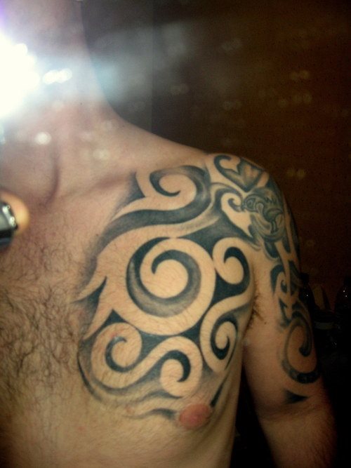 Tatuajes en el hombro de tipo maorí