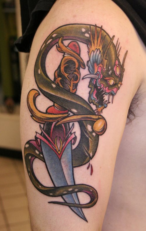 Imagen más animada y con mucho colorido. La rara serpiente rodea por completo con su cuerpo la navaja.