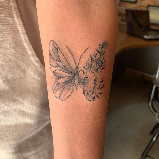 tattoo femenino bonita mariposa 04