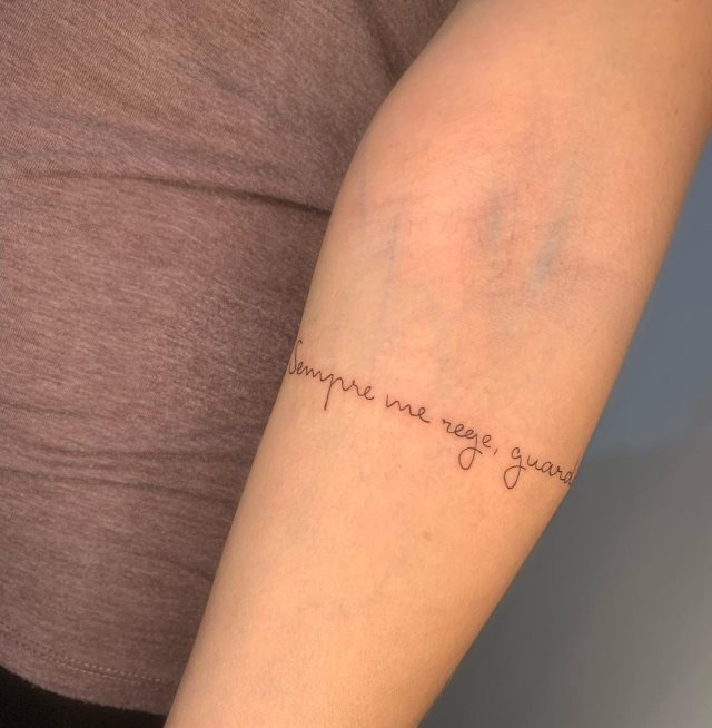 tattoo femenino con frase en el brazo 01
