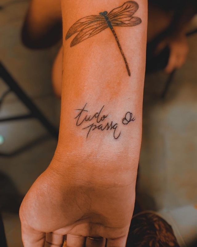tattoo femenino con frase en el brazo 02