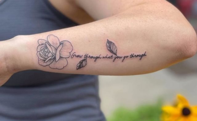 tattoo femenino con frase en el brazo 03