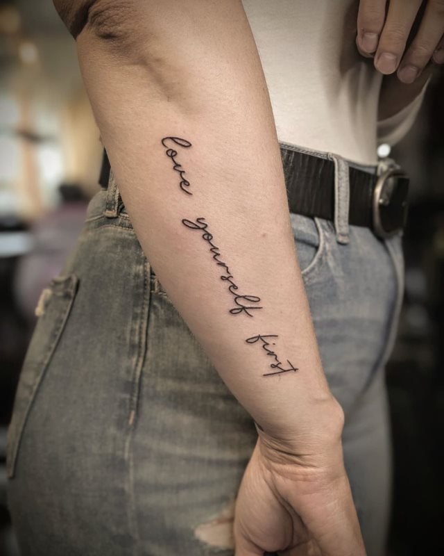 tattoo femenino con frase en el brazo 05