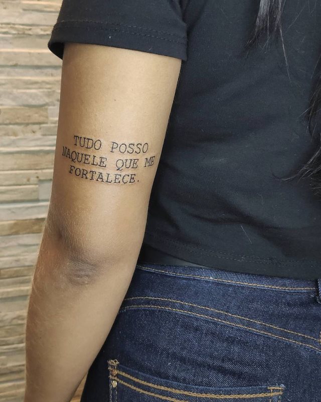 tattoo femenino con frase en el brazo 06