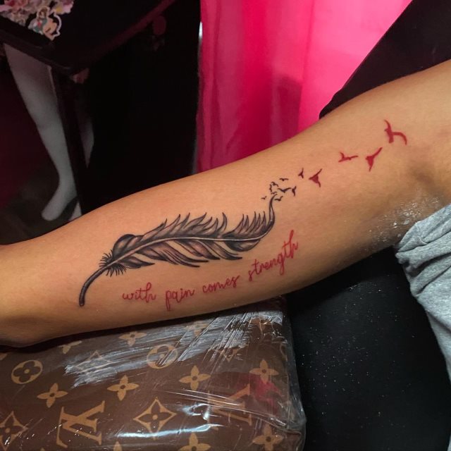 tattoo femenino con frase en el brazo 07