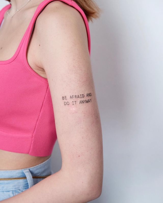 tattoo femenino con frase en el brazo 09