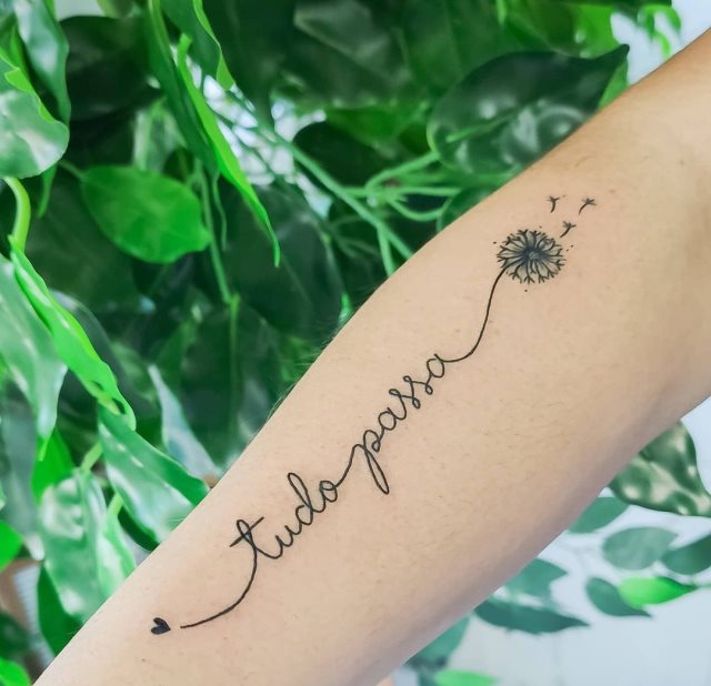 tattoo femenino con frase en el brazo 10