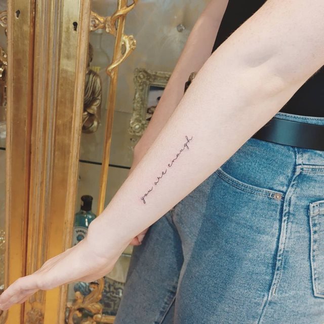 tattoo femenino con frase en el brazo 11