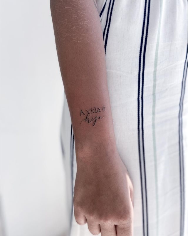 tattoo femenino con frase en el brazo 12