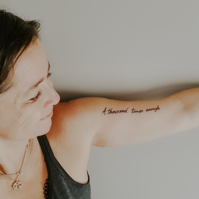 tattoo femenino con frase en el brazo 13