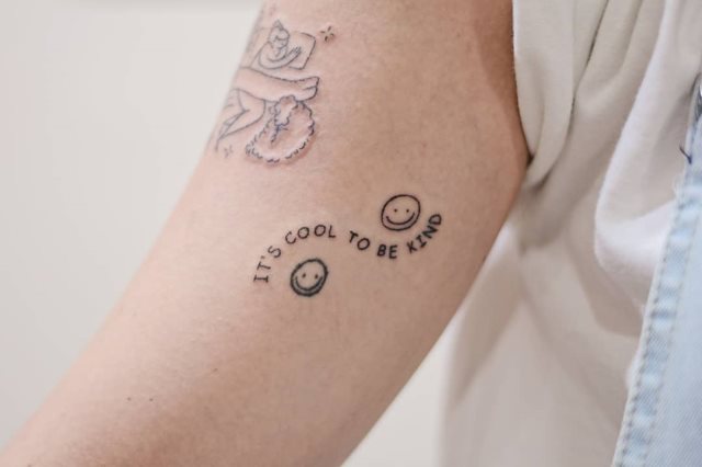 tattoo femenino con frase en el brazo 15