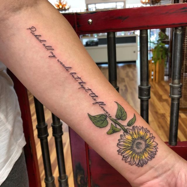 tattoo femenino con frase en el brazo 18