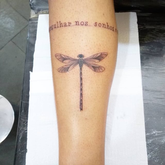 tattoo femenino con frase en el brazo 19