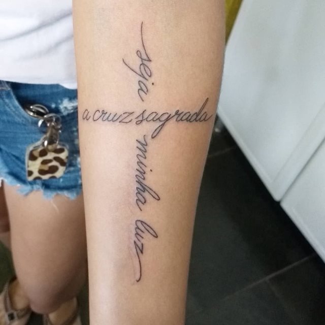 tattoo femenino con frase en el brazo 21