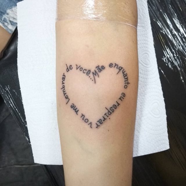 tattoo femenino con frase en el brazo 22
