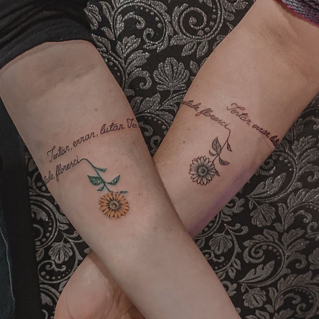tattoo femenino con frase en el brazo 23