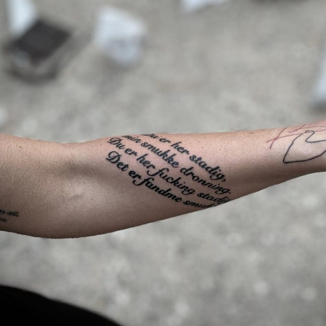 tattoo femenino con frase en el brazo 24